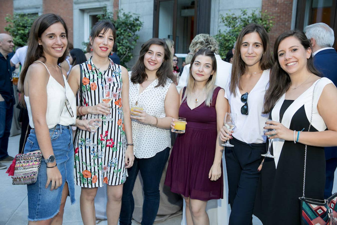 Varias lectoras de Mujerhoy disfrutan del cóctel en el evento de presentación de la exposición