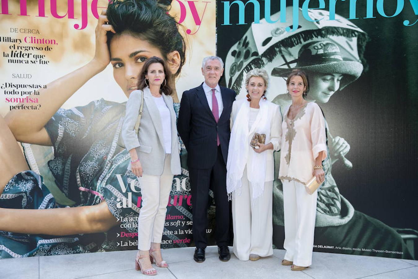 Laura Múgica, Evelio Acevedo, Carmen Olivié, y Laura Ruiz de Galarreta posan delante de la imagen de portadas recientes de la revista Mujerhoy