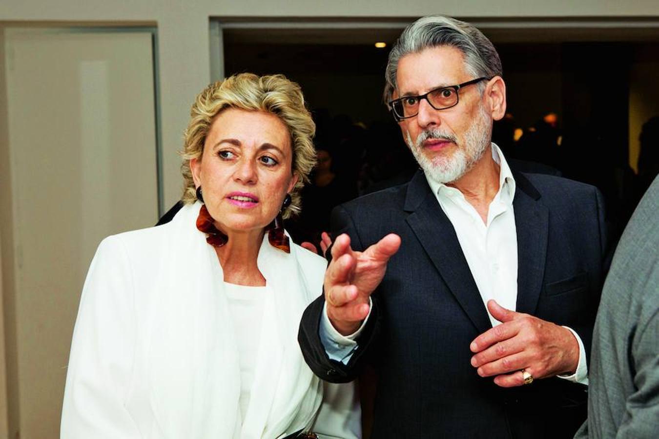 Carmen Olivié, directora de arte de GRUPO EULEN, junto a Mateo de Leeuw-de Monti, uno de los coleccionistas que ha colaborado con la exposición.