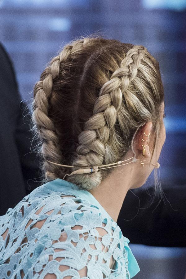 Otra forma de lucir las trenzas este verano es la versión 'boxer braids' o trenzas de boxeadora recogidas como Blanca Suárez.