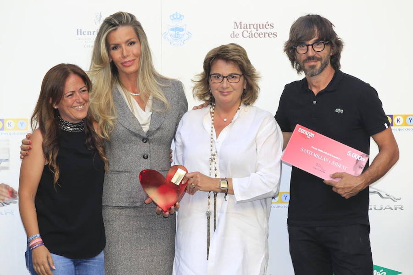 El premio Jaguar al Embajador Solidario del año fue a parar a la ONG en la que colabora Santi Millán, ASDENT. Entregó el galardón Raquel Bernal.