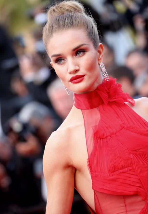 La modelo y actriz Rosie Huntington-Whiteley combina sus labios rojos con un vestido del mismo color. Y el resultado, no, no es excesivo.