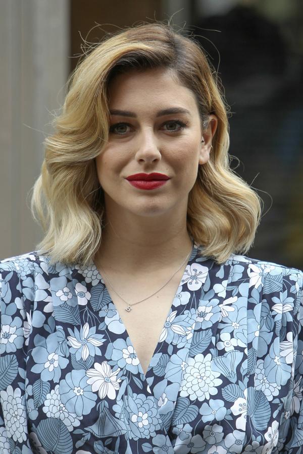 Aunque la actriz española suele optar por marcar su mirada y dejar los labios con un tono natural, de vez en cuando Blanca también se pinta los labios de rojo. En estos casos la actriz prefiere ceder todo el progatonismo a su boca con un maquillaje discreto.