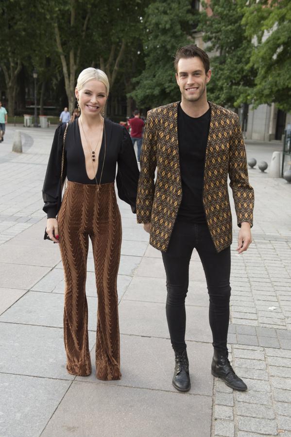 La cantante Soraya Arnelas, con un look seventies, en el concierto del ex cantante de The Police, acompañada de su pareja Miguel Herrera.