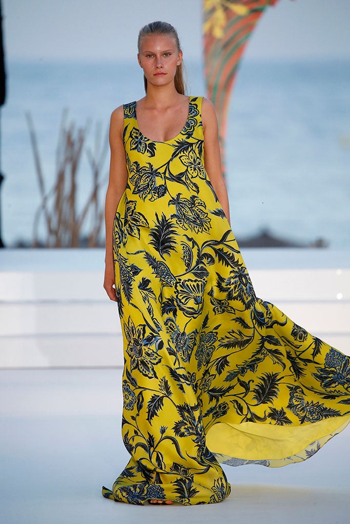 Colección retro con tejidos fluidos y estampados.