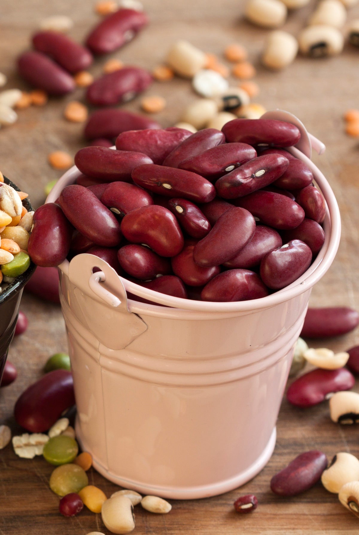 Las alubias no son solo para las bajas temperaturas. En verano puedes hacer una ensalada fría con alubias, pimientos variados y cebolleta. Alíñalo y tienes un plato perfecto para el verano.