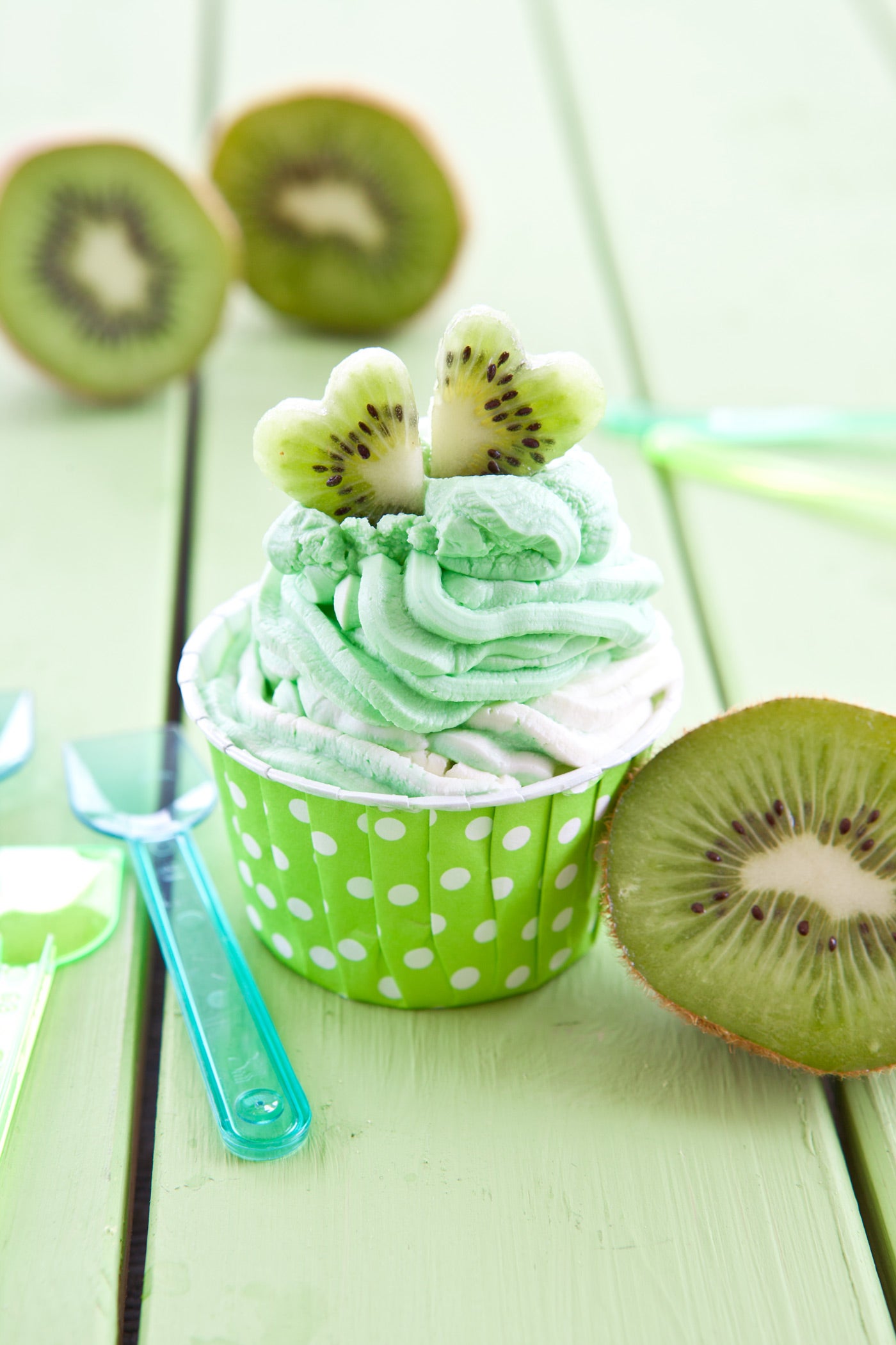 Postasio, vitamina E y Vitamina C. Todo eso puedes encontrar en los kiwis, Come uno para la media mañana y si puedes otro para merendar te ayudará en tu digestión.