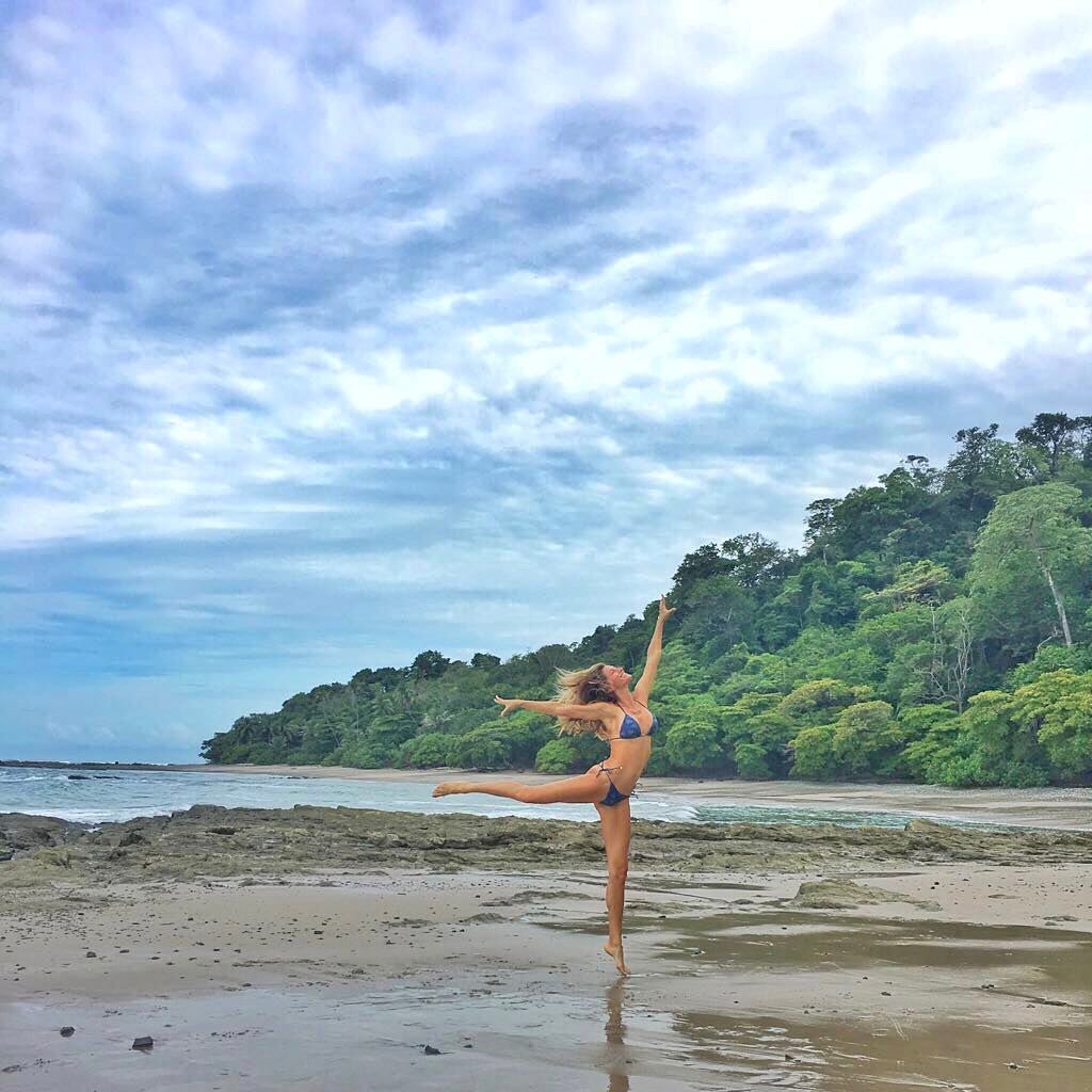 Gisele Bündchen disfrutaba así de la playa tan paradisíaca.