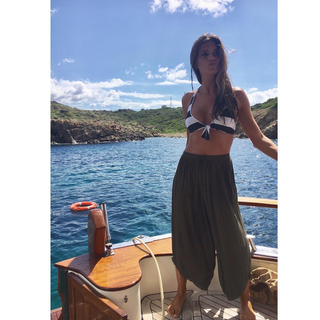 La periodista Sara Carbonero nos enseñaba cómo disfrutaba de un paseo en barco con pantalones bombachos.