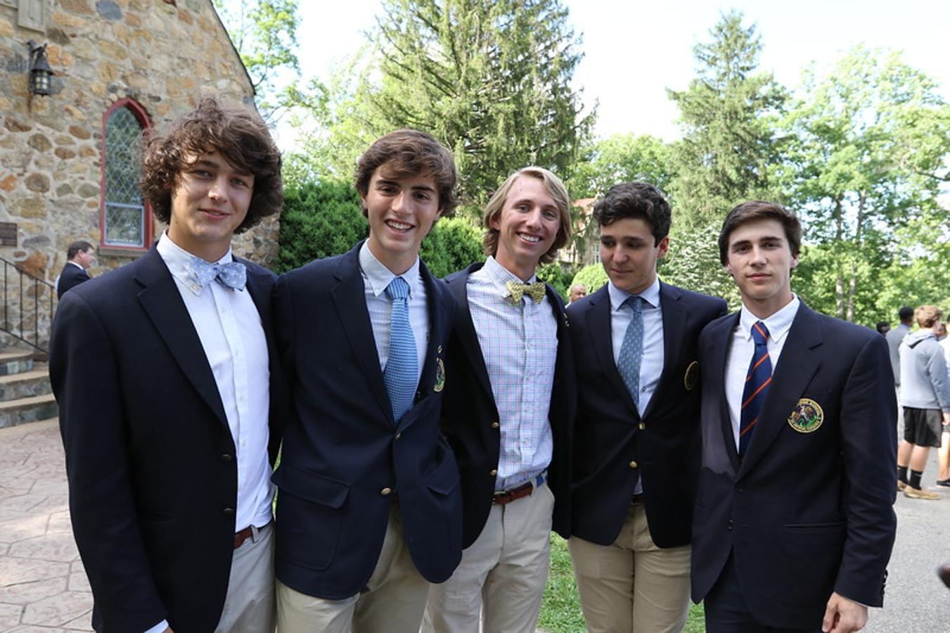 Froilán posa con algunos de sus compañeros de promoción, después de dos años de estudios.