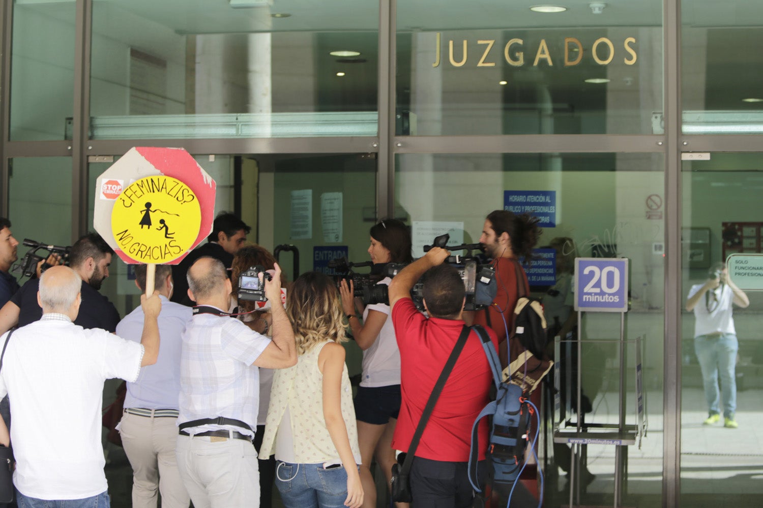 Decenas de reporteros esperaban en las puertas del Juzgado de Alcobendas, en Madrid, para tratar de arrancar alguna declaración a Rocío Carrasco y Antonio David Flores.