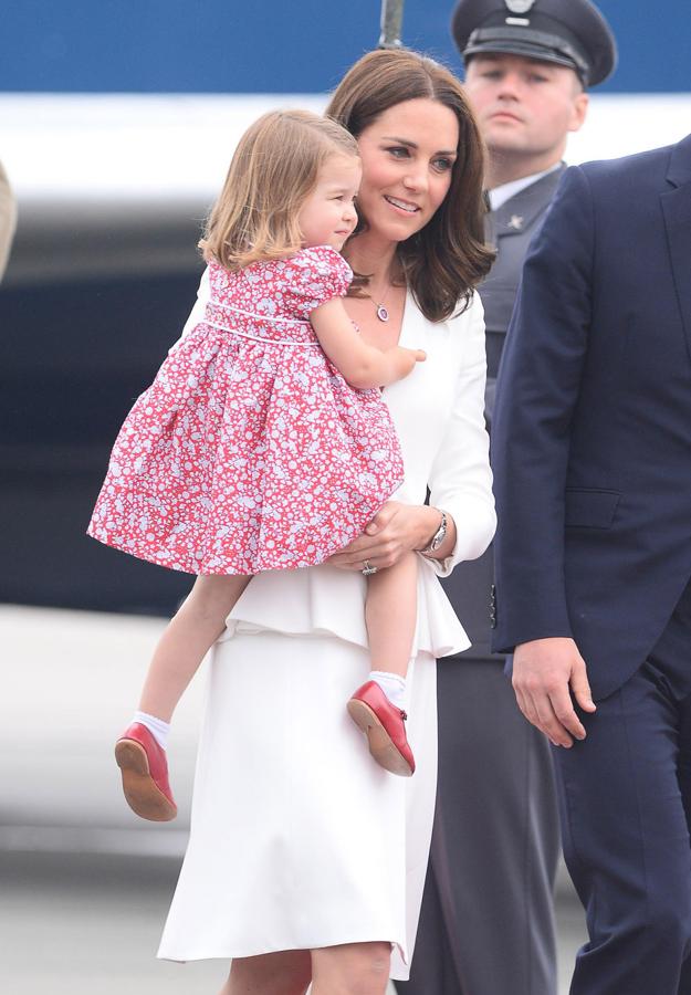 La pequeña Carlota, de dos años, llevaba un vistoso vestido estampado en color rojo, a juego con los zapatos.