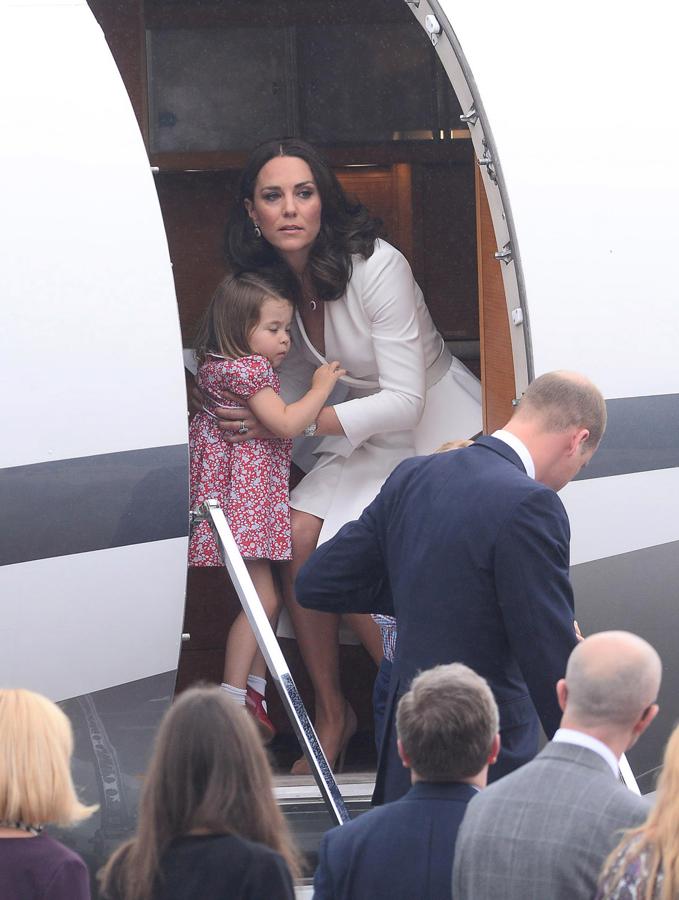La duquesa de Cambridge ha cogido a la pequeña Carlota, de dos años, en brazos para bajar del avión que les ha llevado hasta Varsovia, la capital de Polonia, donde han iniciado el viaje oficial al país centroeuropeo.