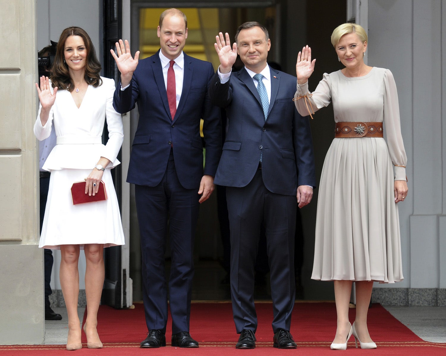 Poco después de aterrizar, y con el mismo look, Kate Middleton ha acudido, junto al príncipe de Guillermo, a la recepción oficial que el presidente de Polonia, Andrzej Duda y su esposa, Agata Kornhauser-Duda, les han ofrecido en el palacio presidencial de la capital polaca.