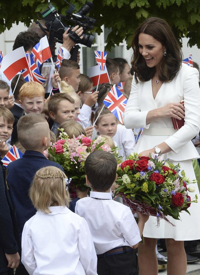 La duquesa de Cambridge recibe el cariño de los niños polacos y un bonito ramo de flores, en su visita oficial, junto a su marido, al país centroeuropeo.