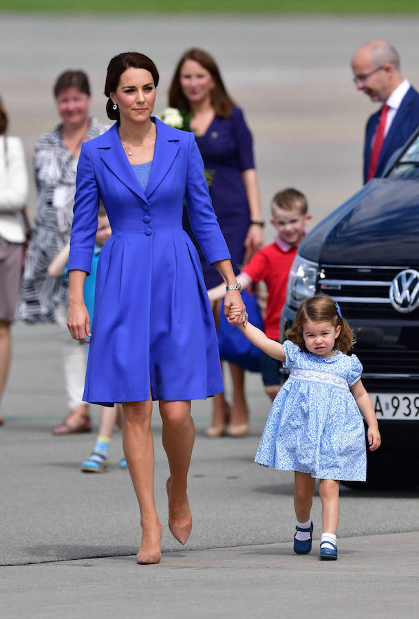 La pequeña Charlotte y su madre conjuntaron sus looks en azul Klein.