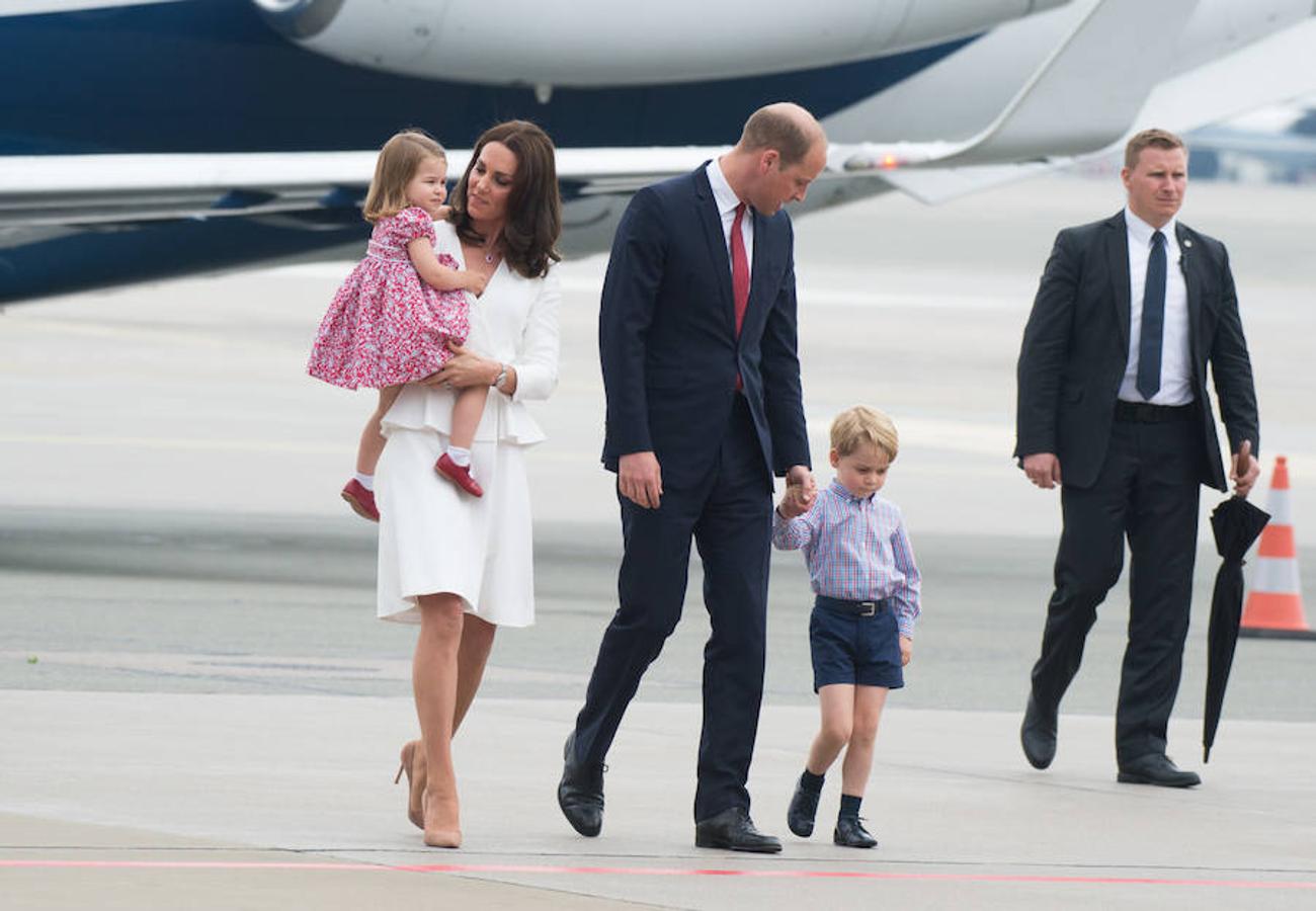 Emulando a la reina Letizia en su viaje a Reino Unido, la duquesa de Cambridge optó por un look de aeropuerto blanco.