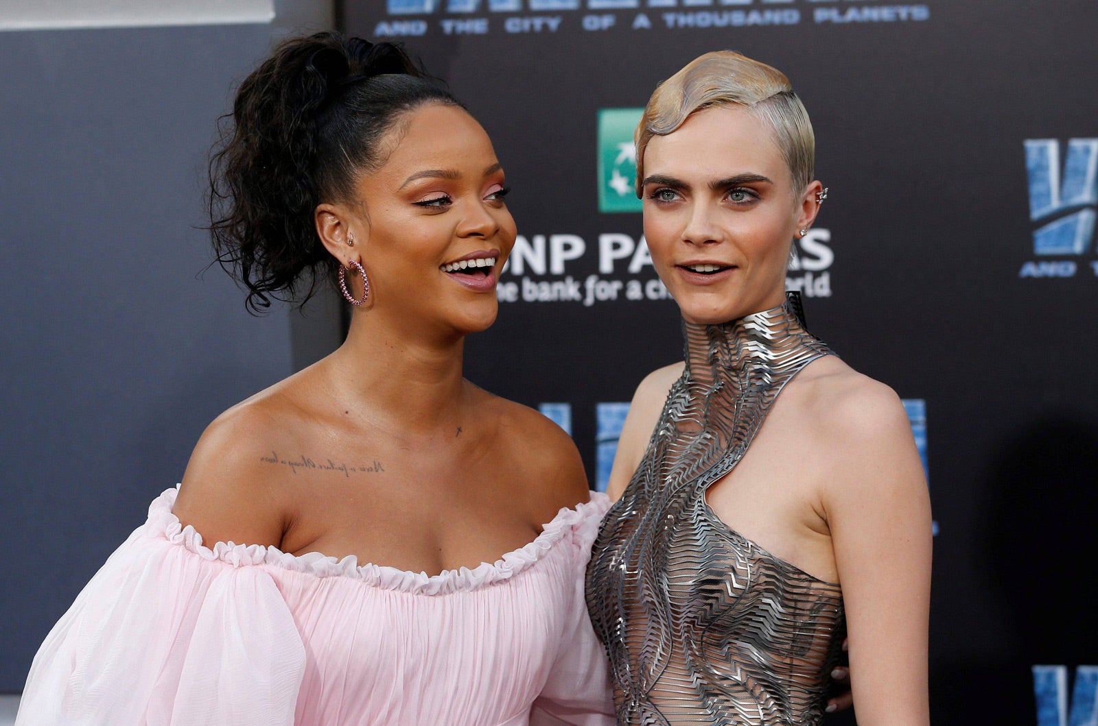 La cantante Rihanna da via al personaje Bubble en la película, su amiga la modelo Cara Delevingne a Laureline.