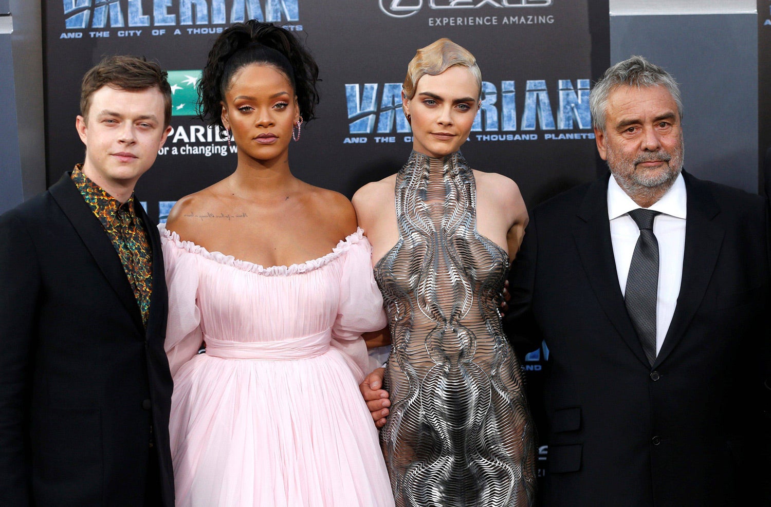 Los tres protagonistas con el director de la película posan juntos ante la prensa.