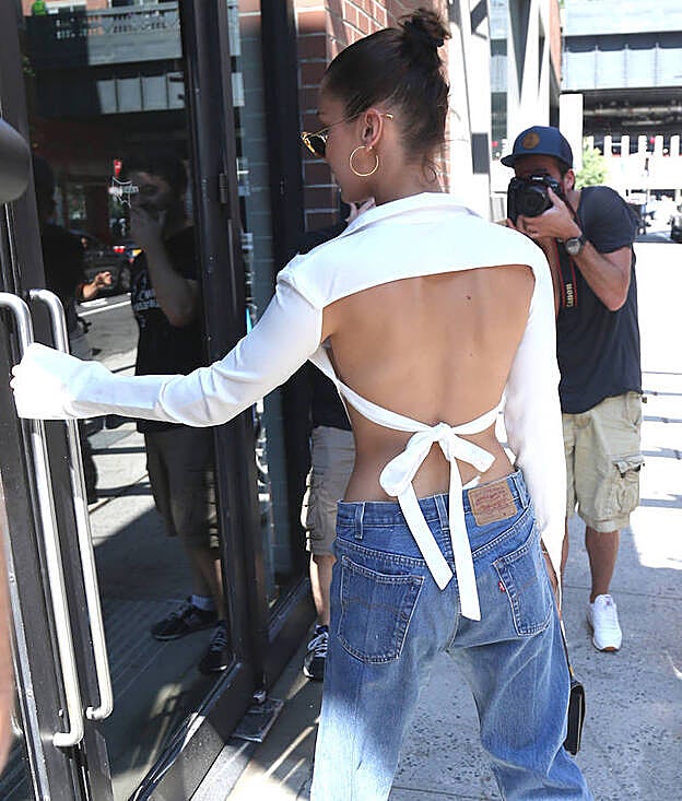 Así es el escote de la camisa de Bella Hadid