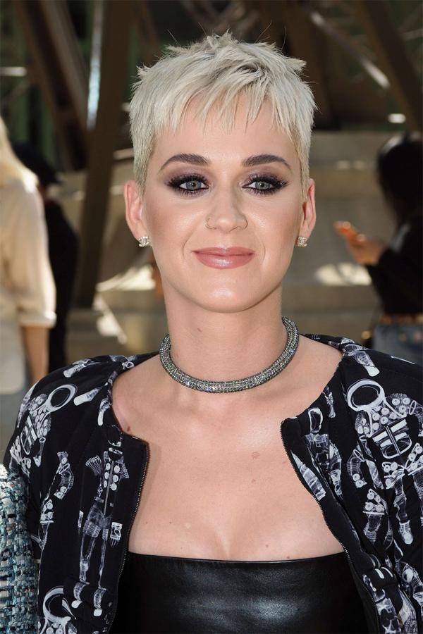 La cantante Katy Perry, además de sorprender con un radical corte de pelo, el pixie, se ha sumado también a la moda del rubio platino o nórdico, dejando eso sí la base oscura, para darle un toque más desenfadado.