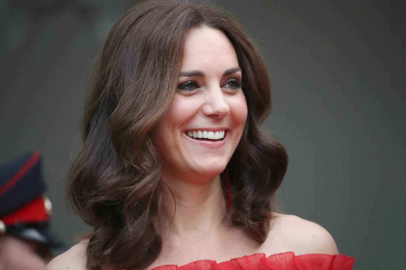 Kate se soltó el pelo, que peinó con unas ondas y raya al medio.