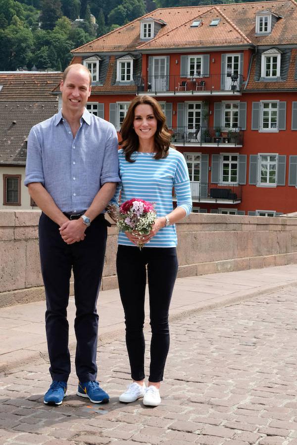 El estampado 'navy' es uno de los favoritos de Kate para el verano. En su armario guarda varias camisetas de rayas marineras y esta, de manga francesa y hombro caído, es de Hugo Boss. La combinó con unos vaqueros 'skinny' y unas zapatillas blancas de Superga.