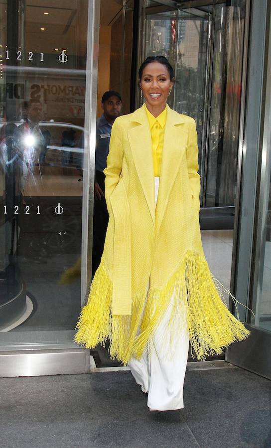 Su look era una explosión de color. La actriz llevó una blusa amarilla Givenchy, un abrigo con flecos de Maison Rabih Kayrouz y un pantalón blanco con franjas de colores de Celine