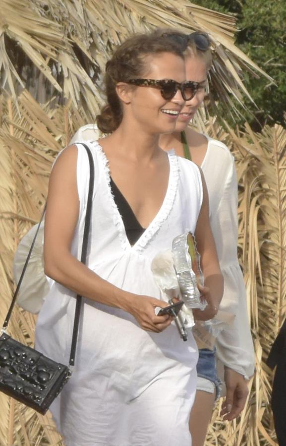 Las trenzas son uno de los peinados del verano. Puedes llevarlas como Alicia Vikander en un recogido bajo.
