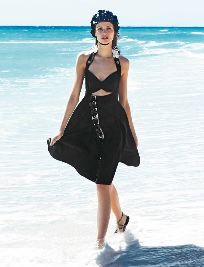 Vestido y gorro de Miu Miu y sandalias de Zara.