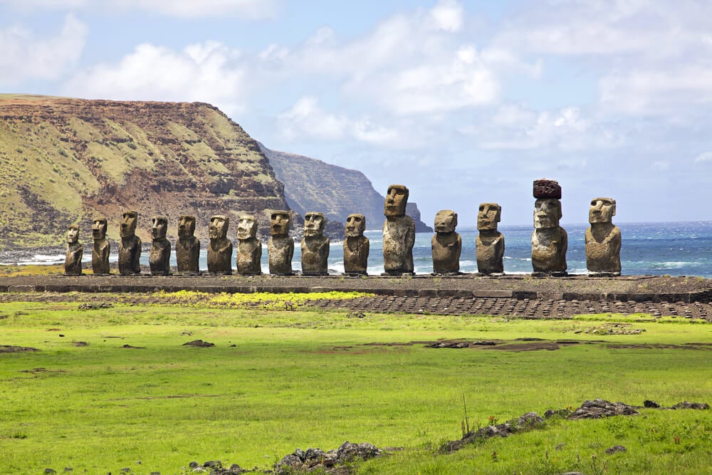 Los moáis son estatuas monolíticas que solo pueden encontrarse en la Isla de Pascua, en Chile. En toda la isla se pueden encontrar cerca de 900 figuras humanas, construidas en piedra de origen volcánico. El significado de estas estatuas es todavía incierto. La teoría más común es que fueron talladas por los habitantes polinesios de la isla como representaciones de antepasados. (+INFO sobre alojamientos en la zona en Hundredrooms).