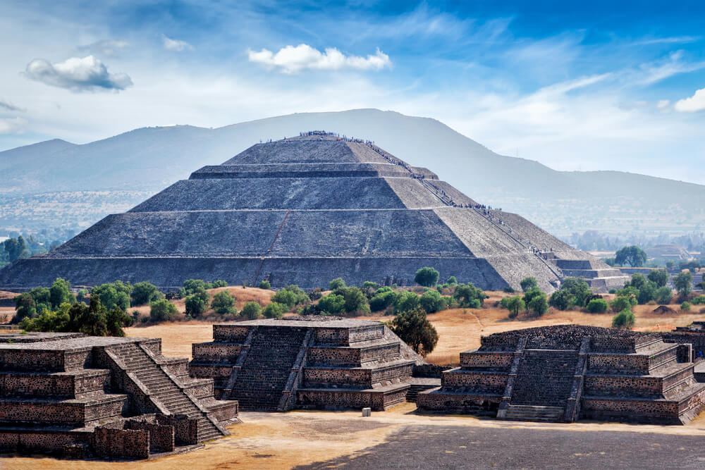 “La ciudad de los dioses“, es una antigua ciudad en México conocida por sus templos en forma de pirámide. Fueron construidas hace más de 2.000 años por una de las culturas más misteriosas de México, la Teotihuacana. Hoy en día, los restos de Teotihuacán componen la zona de monumentos arqueológicos con mayor afluencia de turistas en México. (+INFO sobre alojamientos en la zona en Hundredrooms).