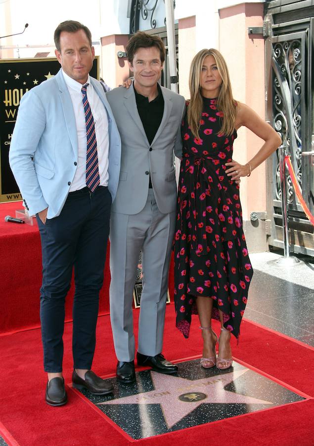 La actriz no quiso perderse la entrega de la estrella en el paseo de la fama de Jason Bateman y su look no nos puede gustar más. El estampado floral de su Proenza Schouler que combinó con unas sandalias de pulsera de terciopelo rosa de Aquazzura.