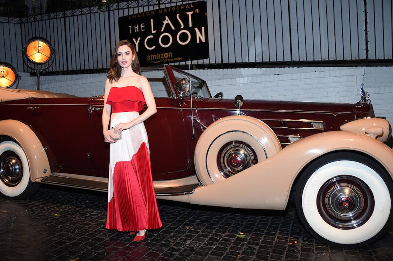 Aunque cuesta que rosa y rojo funcionen, cuando lo hace surgen maravarillas como este Reem Acra Resort 2018 de seda con falda plisada y cuerpo con volante que llevó Lily Collins al estreno de 'The Last Tycoon'