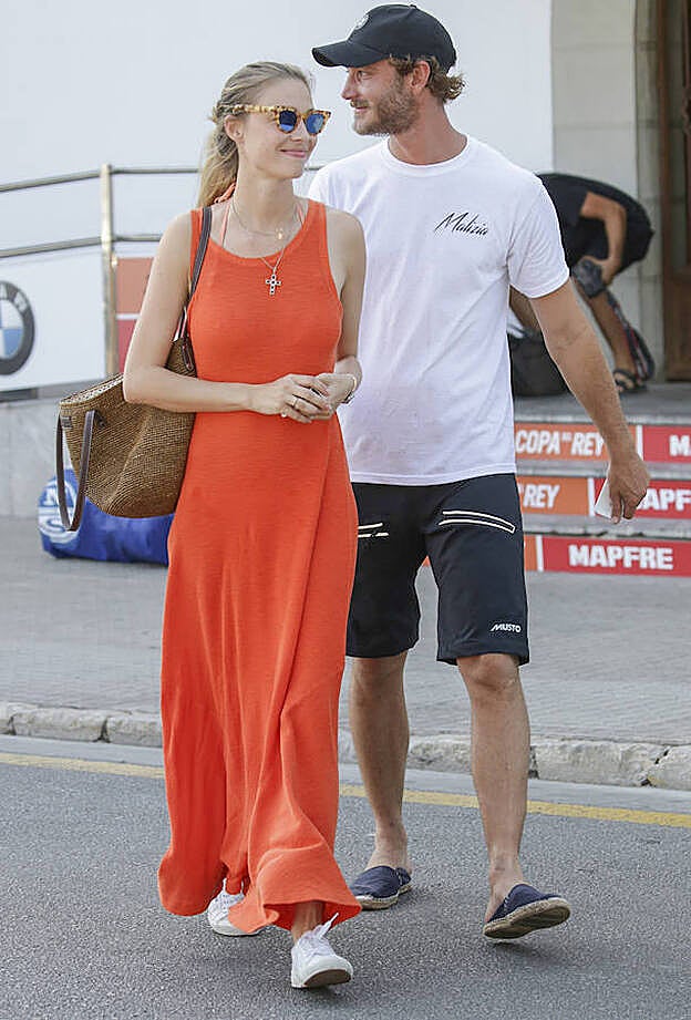 Beatrice Borromeo combinó las Superga con un vestido naranja de Ralph Lauren