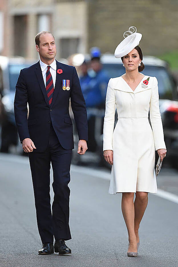 Los Duques de Cambridgen, con las amapolas en homenaje a los caídos.