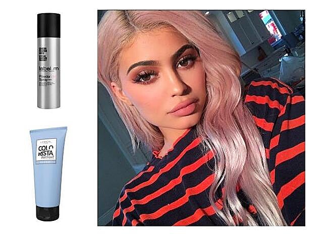 Kylie Jenner. Esprays de tinte temporal en diferentes tonalidades de Label.M (18 euros). Tinte temporal Colorista WashOut en tono Blue de L'Oréal Paris (7,95 euros).