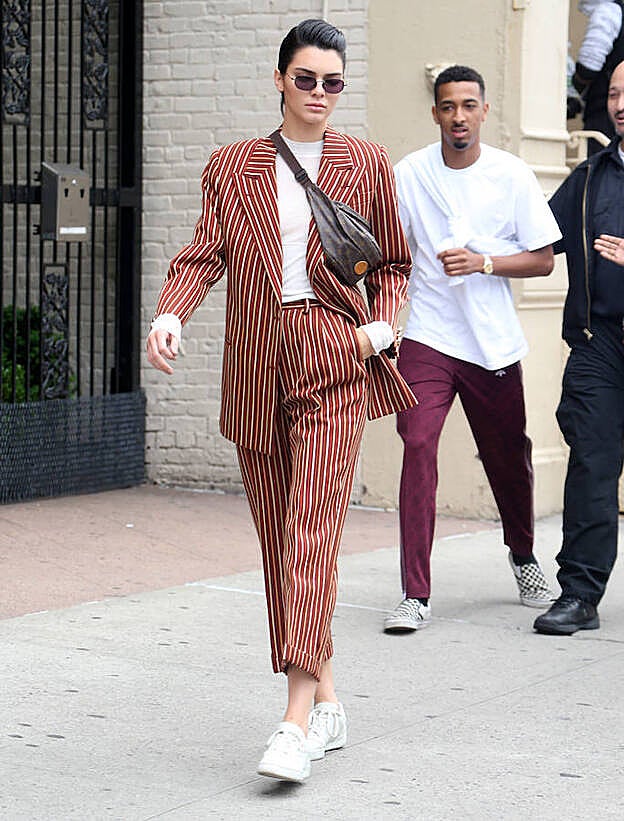 Kendall Jenner con si riñonera de Louis Vuitton al hombro