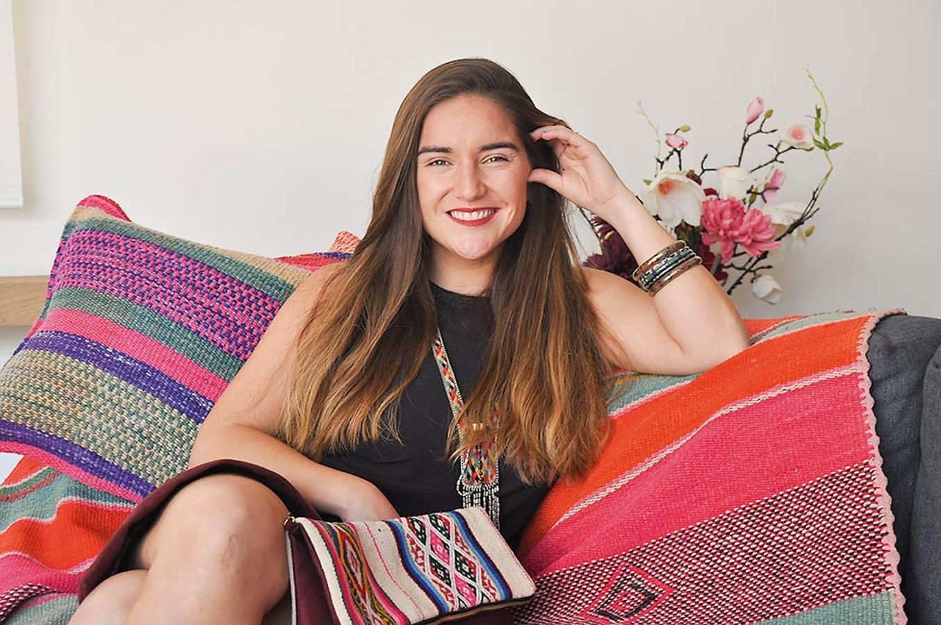 Awayo es una firma de decoración y accesorios hechos a mano, con tejidos traídos desde Latinoamérica. Su fundadora, Ana Ugarte, es chilena pero vive en Madrid. "Cuando vine aquí, quería una decoración diferente. Y así surgió Awayo, tomando como referencia mis orígenes".