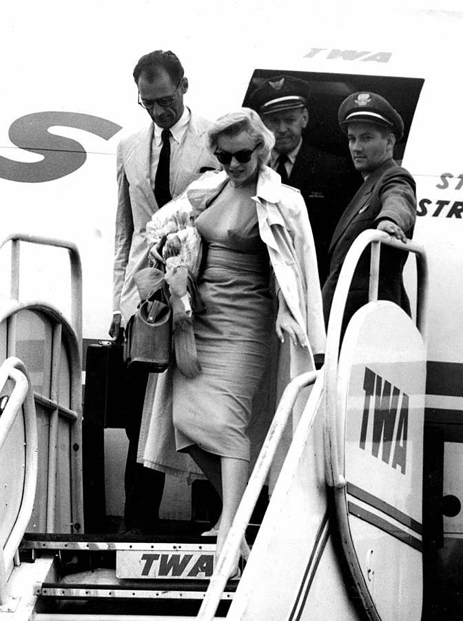 Hay quien escogería un look más cómodo para un vuelo transatlántico, pero ese no era el estilo de Marilyn Monroe. La actriz se enfundó un vestido con falda tubo, una gabardina y unos stilettos con tacón de aguja para desembarcar en Londres. ¡Aprende, Melania Trump!