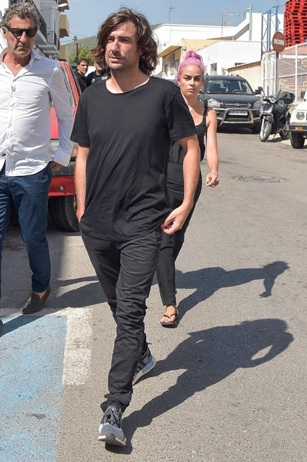 El hijo mayor de Ángel Nieto, Gelete, a las puertas del tanatorio.