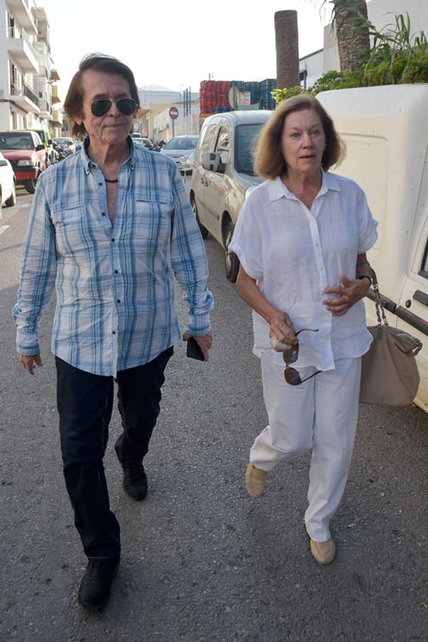 El cantante acudió en compañía de su mujer Natalia Figueroa.