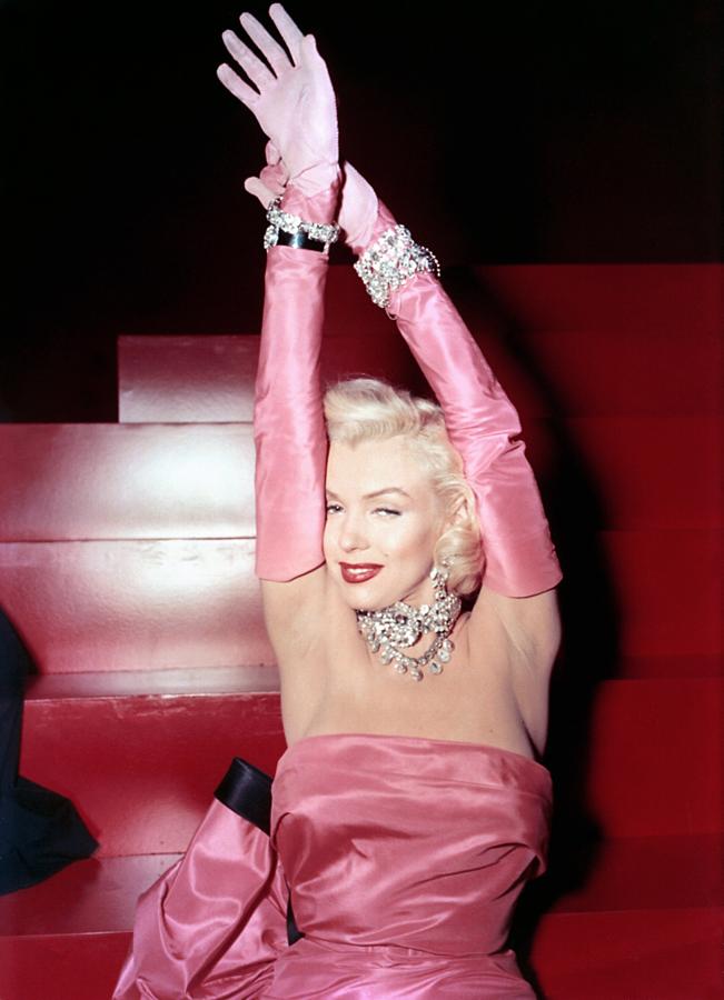 Todos los años anunciamos la 'muerte' del palabra de honor, y como el Ave Fénix, este escote resucita. Y es que claro, todas queremos sentirnos alguna vez como Marilyn Monroe y su inolvidable vestido fucsia de William Travilla que la actriz lucía en 'Los caballeros las prefieren rubias'.