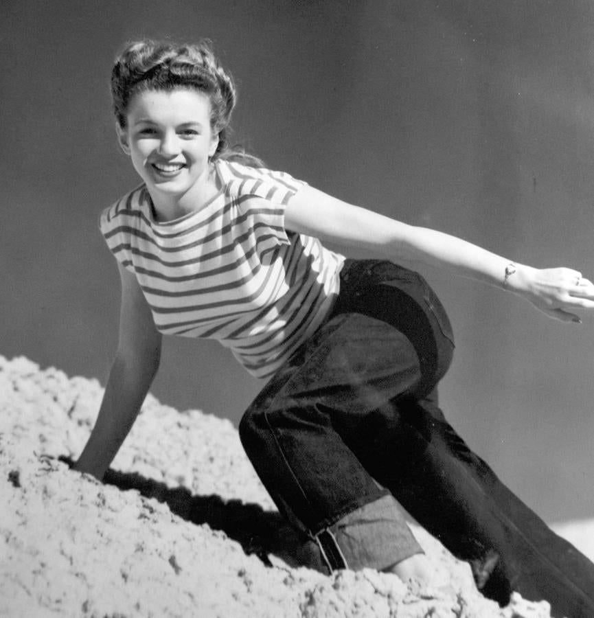 ¿Puede haber una combinación estival más acertada que combinar una camiseta de rayas marineras con unos vaqueros? Marilyn ya lo sabía en los años '50.