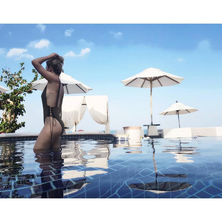 De viaje en China, la actriz no ha dudado inmortalizar su baño en una piscina con este sensual posado