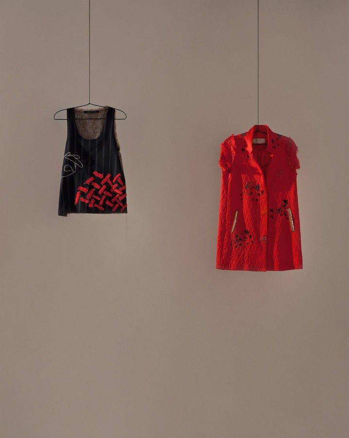 Los toques de color son escasos, y estas pinceladas en rojo son una de las excepciones.