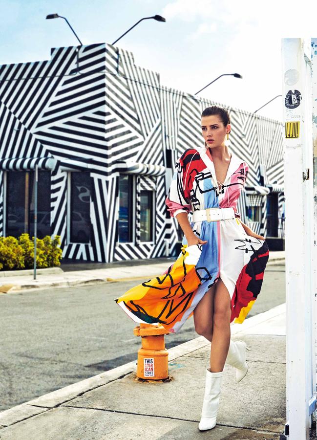 Vestido de estampado arty de Lacoste, con cinturón de Elisabetta Franchi. Las botas son de Emanuel Ungaro y los pendientes de Papiroga.