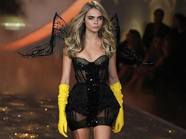 Cara Delevingne en un desfile de Vicotria's Secret.