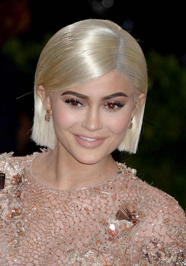 Apareció en la Gala Met con el pelo rubio platino y corte midi y la sorpresa fue que no había arriesgado hasta el extremo aunque estuviera en el sitio para hacerlo. Era una peluca. Y mala. Cantaba a la legua que eraun 'fake'.