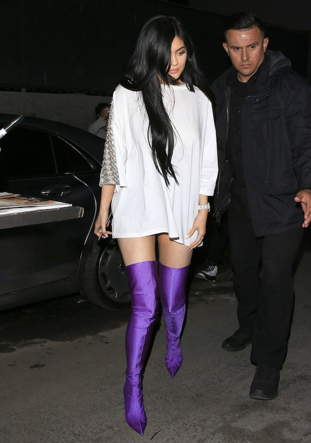 Balenciaga subió a la pasarela las botas 'over the knee' y casi ipso facto la pequeña del clan Kardashian ya las tenía en su armario.